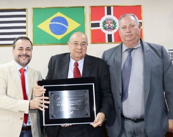 Presidente mantenedor da Eduvale recebe título honorário de Arandu