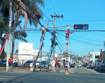 Prefeitura segue com trabalho de remoção de fios irregulares em Avaré