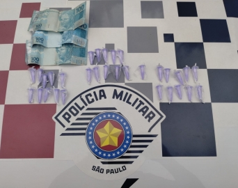 Polícia Militar prende homem vendendo pinos de cocaína na Lojinha do Tráfico