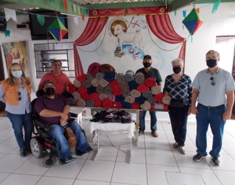 Rotary e Casa da Amizade doam cobertores a moradores de rua 