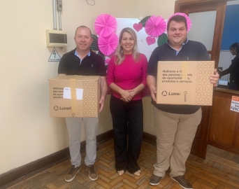 Fundo Social de Avaré recebe doação de roupas de empresa da cidade