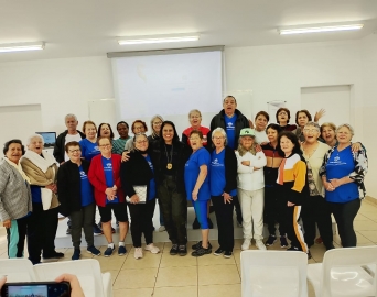 Policial Civil ministra palestra sobre golpes virtuais a grupo de pessoas idosas 