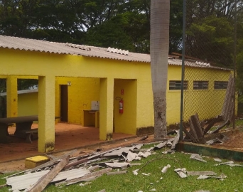 Vendaval destelha prédios da AABB Jurumirim em Avaré