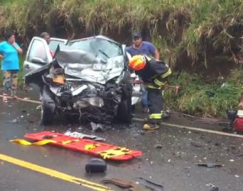 Acidente entre dois carros mata pai, filho de um ano e ex-vereador