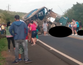 Colisão envolvendo caminhão e ônibus deixa 25 mortos na região