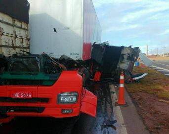 Violenta colisão entre carretas na SP-255 em Avaré