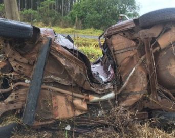 Motorista morre após capotar e bater carro em poste