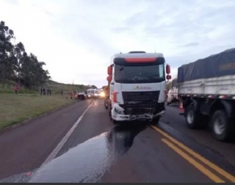 Acidente entre carro e caminhão provoca morte de motorista na SP-255, em Avaré