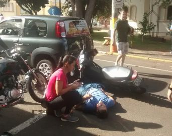 Motociclista se fere ao colidir com traseira de carro