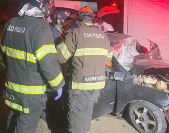 Motorista morre preso às ferragens de carro após colisão frontal