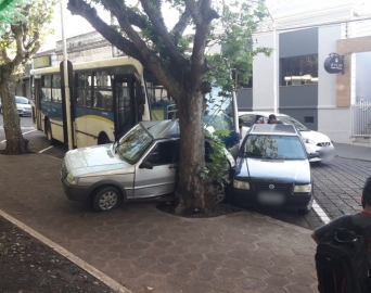 Ônibus arrasta e prensa carro contra árvore em Piraju