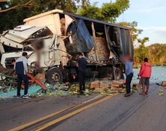 Acidente entre dois caminhões deixa motorista ferido gravemente