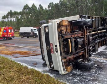 Caminhão tomba na SP-255 e tráfego é paralisado por 50 minutos