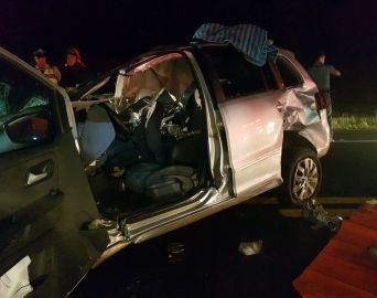 Acidente envolvendo carro, caminhão e ônibus deixa um morto na SP-255