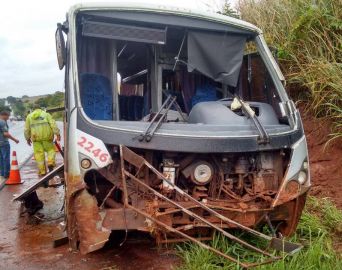 Micro-ônibus tomba na SP-255 e passageiros se ferem gravemente