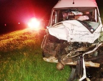 Motorista de Furgão morre ao bater em caminhão em Avaré