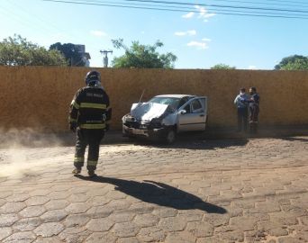 Homem fica ferido ao colidir veículo com ônibus em Avaré