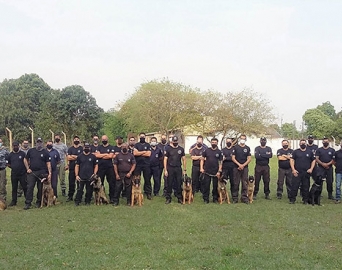 Encontro reúne 33 adestradores e 11 cães na Penitenciária II de Avaré