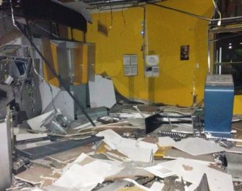 Criminosos explodem caixas eletrônicos de duas agências bancárias em Campos de Holambra