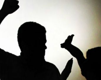 Homem é preso suspeito de agredir a esposa dentro de casa