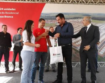 424 famílias recebem as chaves da casa própria