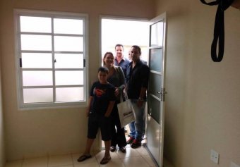 Visita das autoridades à residência do casal Emerson e Tamires. Ao fundo o prefeito Jô Silvestre.