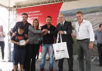 O casal Emerson e Tamires recebendo as chaves do superintendente da Caixa Ubiratan Lima, ladeado pelo presidente do Grupo Pacaembu, Eduardo Almeida, e o prefeito Jô.