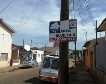 Áreas sujeitas a alagamento estão sinalizadas