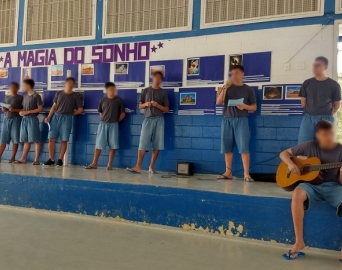 Jovens da Fundação CASA de Cerqueira desenvolvem teatro sobre o livro O Alquimista