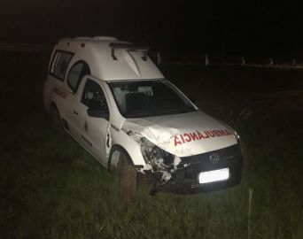 Ambulância de Avaré sofre acidente na Castelinho