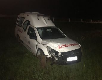 Ambulância de Avaré sofre acidente na Castelinho