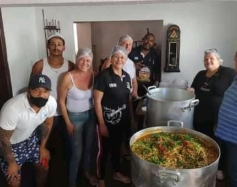 Amigos do Bar do Anjão se unem para distribuir marmitas em Avaré