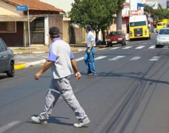 Pedestres e ciclistas poderão ser multados a partir de 2018