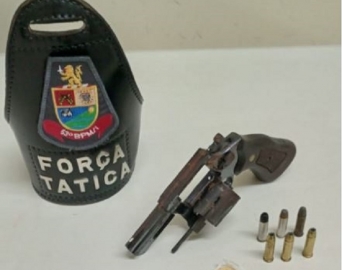 Força Tática prende suposto cadeirante com arma e porção de crack