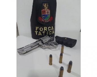 Homem é preso por causar tumulto com arma de fogo em casa noturna