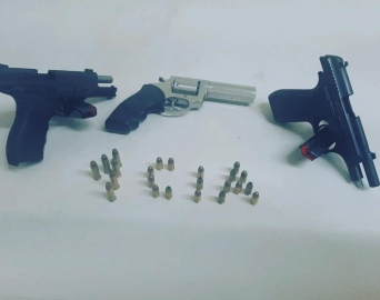 Mulher portando três armas de fogo é presa pela polícia militar em Avaré