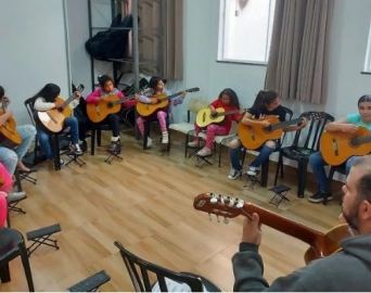 Projeto educacional Arte da Música realiza oficinas com professores de Avaré