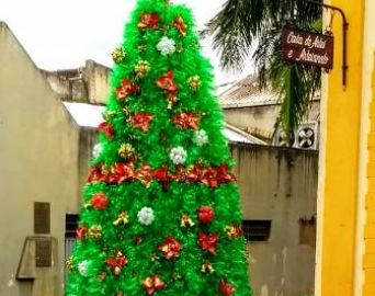 Árvore de Natal com garrafas pet decora a Casa de Artes