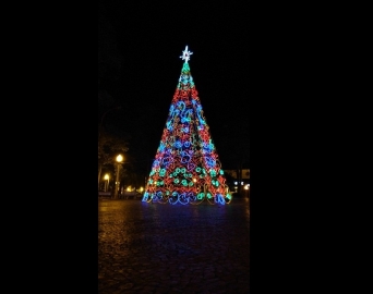 Prefeitura instala Árvore de Natal gigante no Largo São João