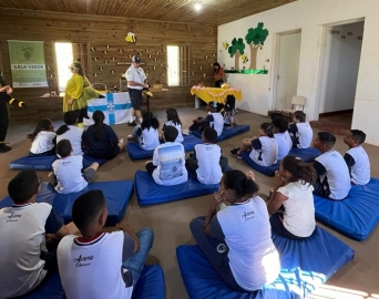Alunos de escola municipal participam de palestra alusiva ao Dia da Abelha