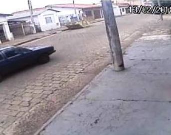 Familiares procuram por motorista que atropelou idosa