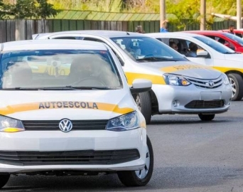 Aulas em autoescola podem deixar de ser obrigatórias para tirar a CNH