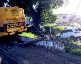 Ônibus escolar bate em poste em Avaré