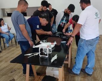 Curso de operação de drones inicia etapa prática no recinto da EMAPA