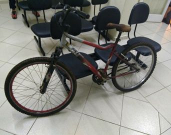 Ciclista é roubado sob ameaça de faca na Praça Romeu Bretas