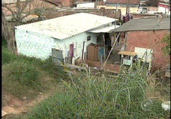 Foto da antiga Favela da Biquinha, que se formou às margens da linha férrea em situação semelhante a que vem ocorrendo na Vila Martins III