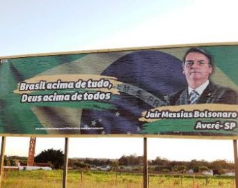 Outdoor de Jair Bolsonaro é instalado em Avaré