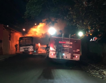 Bombeiros de Itatinga são acionados para conter fogo em ônibus