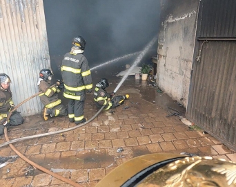 Bombeiros combatem incêndio em barracão de reciclagem