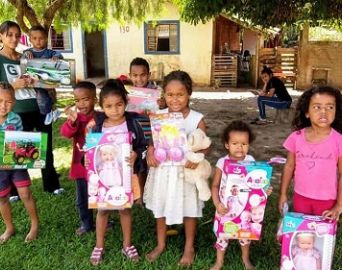 Cultura entregou brinquedos arrecadados com matrículas das Oficinas Culturais